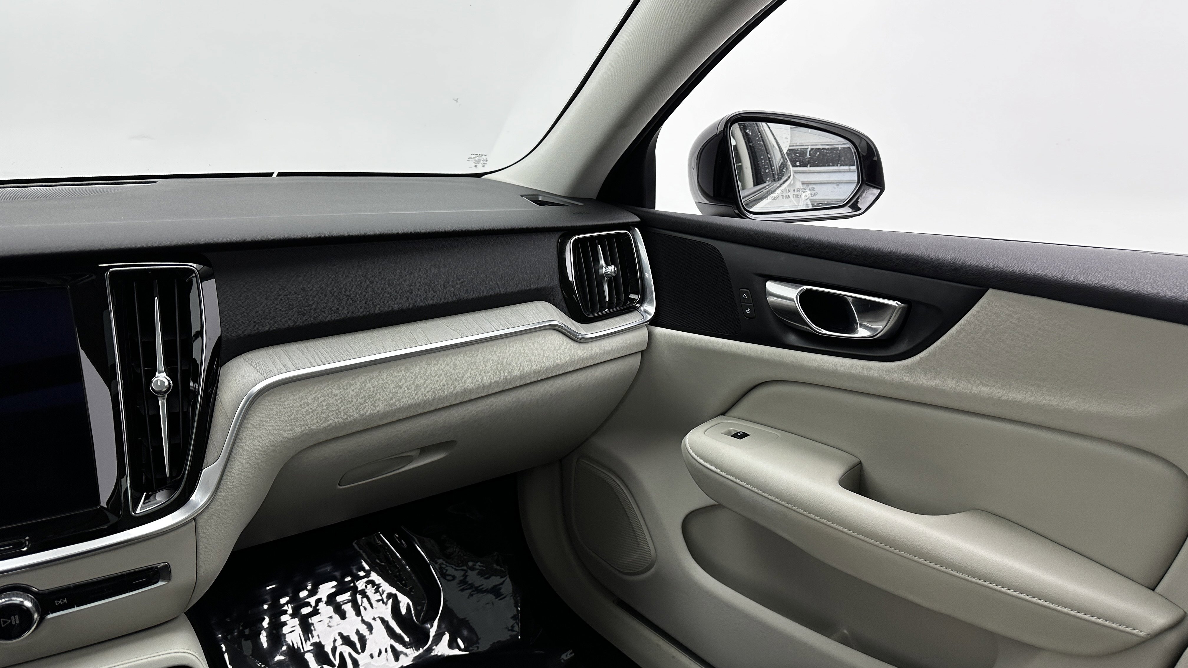 Used 2023 Volvo S60 T8 Plus image 30