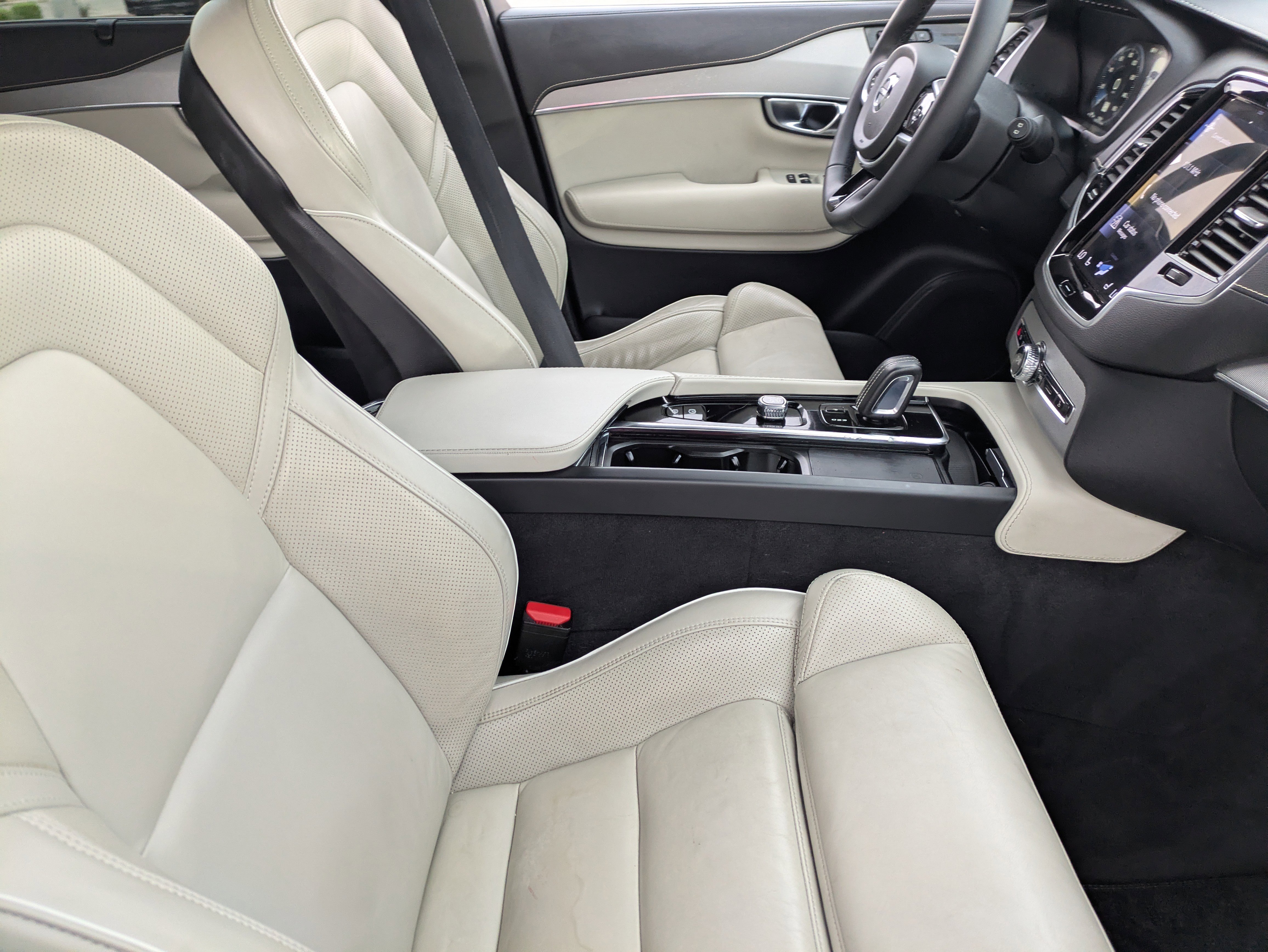 Used 2022 Volvo XC90 T8 R-Design w/ Advanced Package image 12