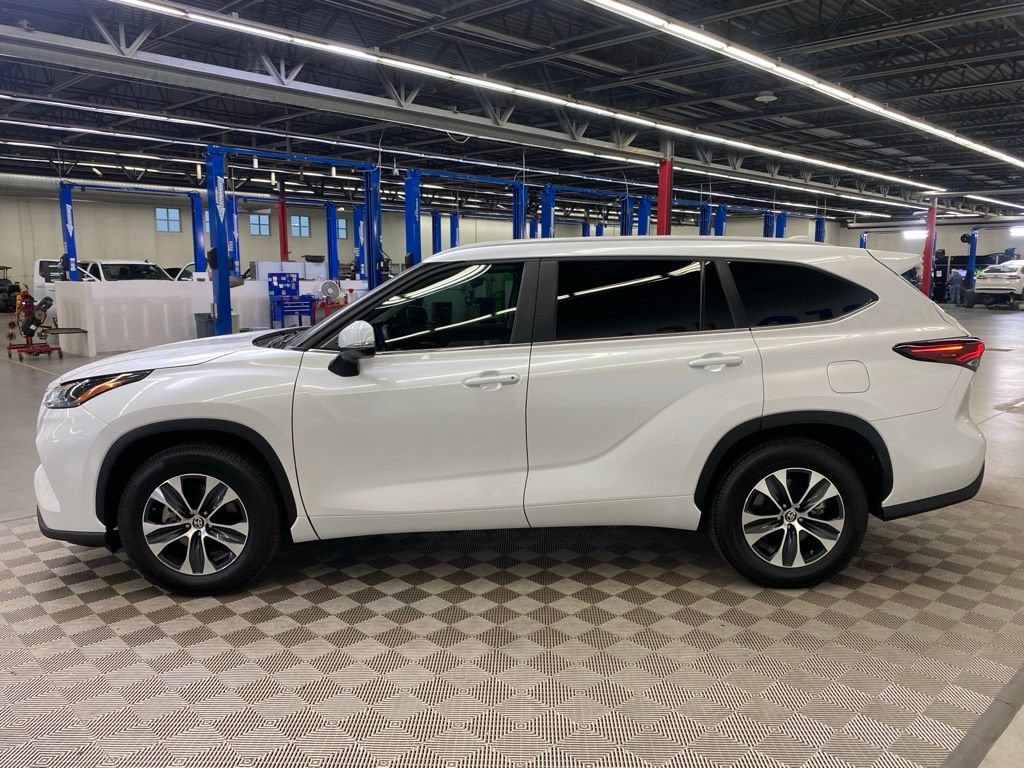 Used 2024 Toyota Highlander XLE FWD image 5