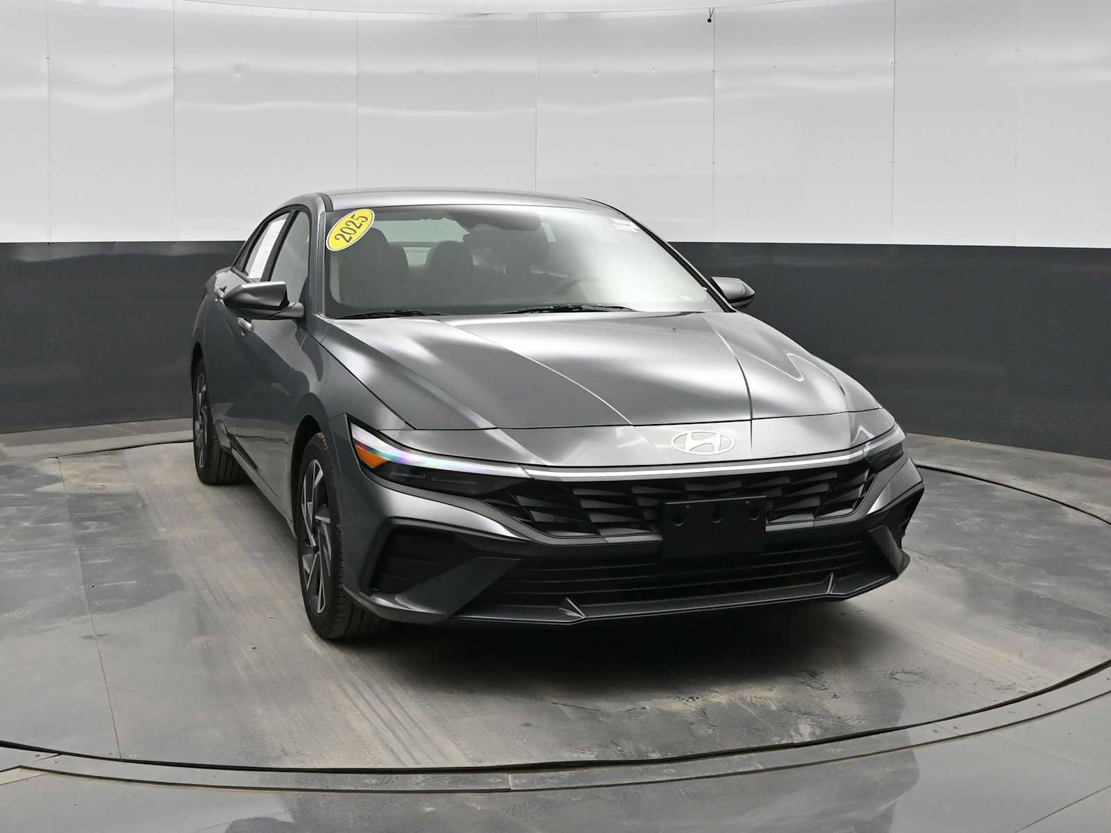 Certified 2025 Hyundai Elantra Sport image 2