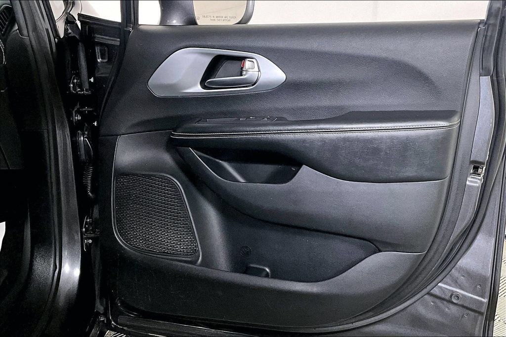 Used 2020 Chrysler Pacifica Limited w/ Advanced Safetytec Group FWD image 24