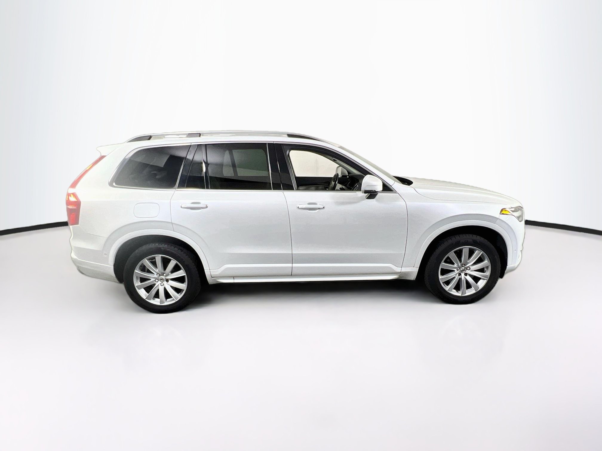 Used 2017 Volvo XC90 T6 Momentum w/ Vision Package AWD/4WD image 4