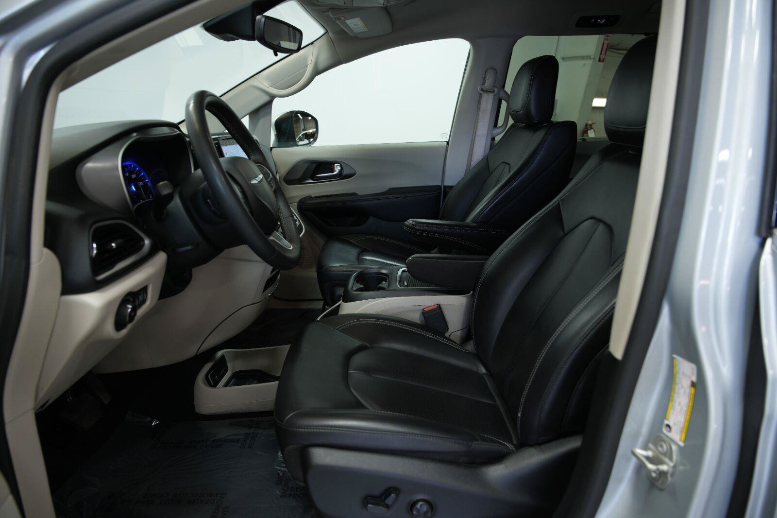 Used 2023 Chrysler Pacifica Touring-L FWD image 29