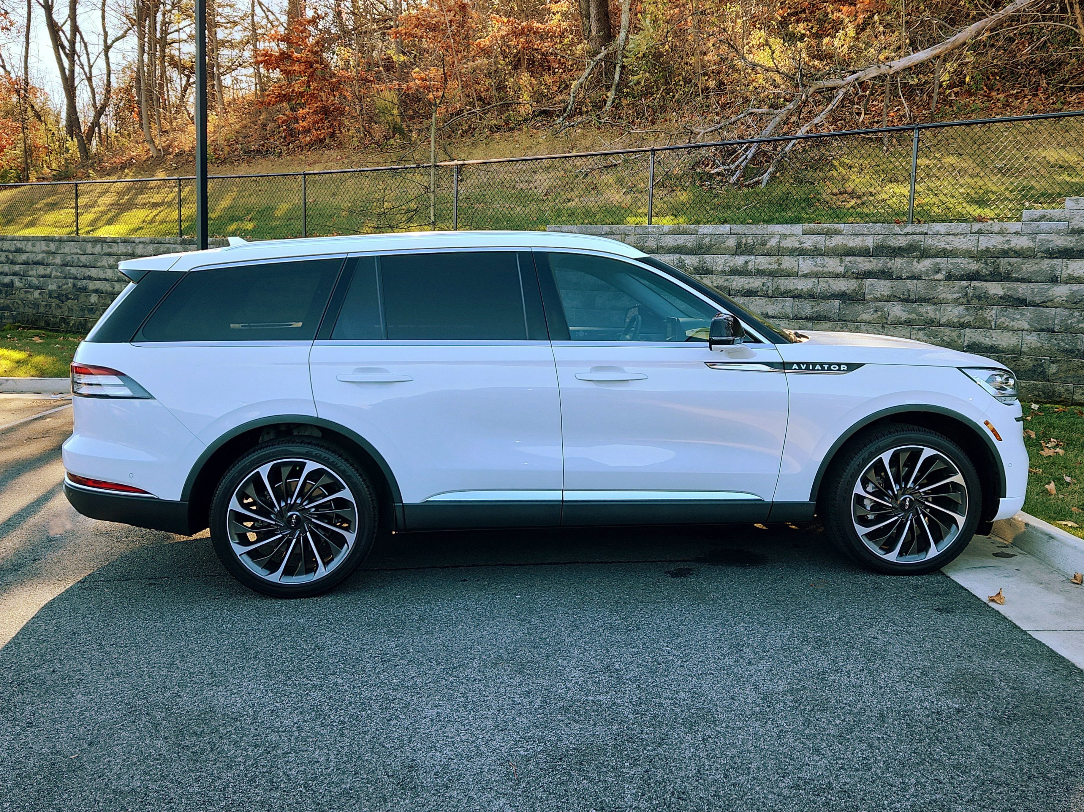 Used 2021 Lincoln Aviator Reserve w/ Equipment Group 202A image 11