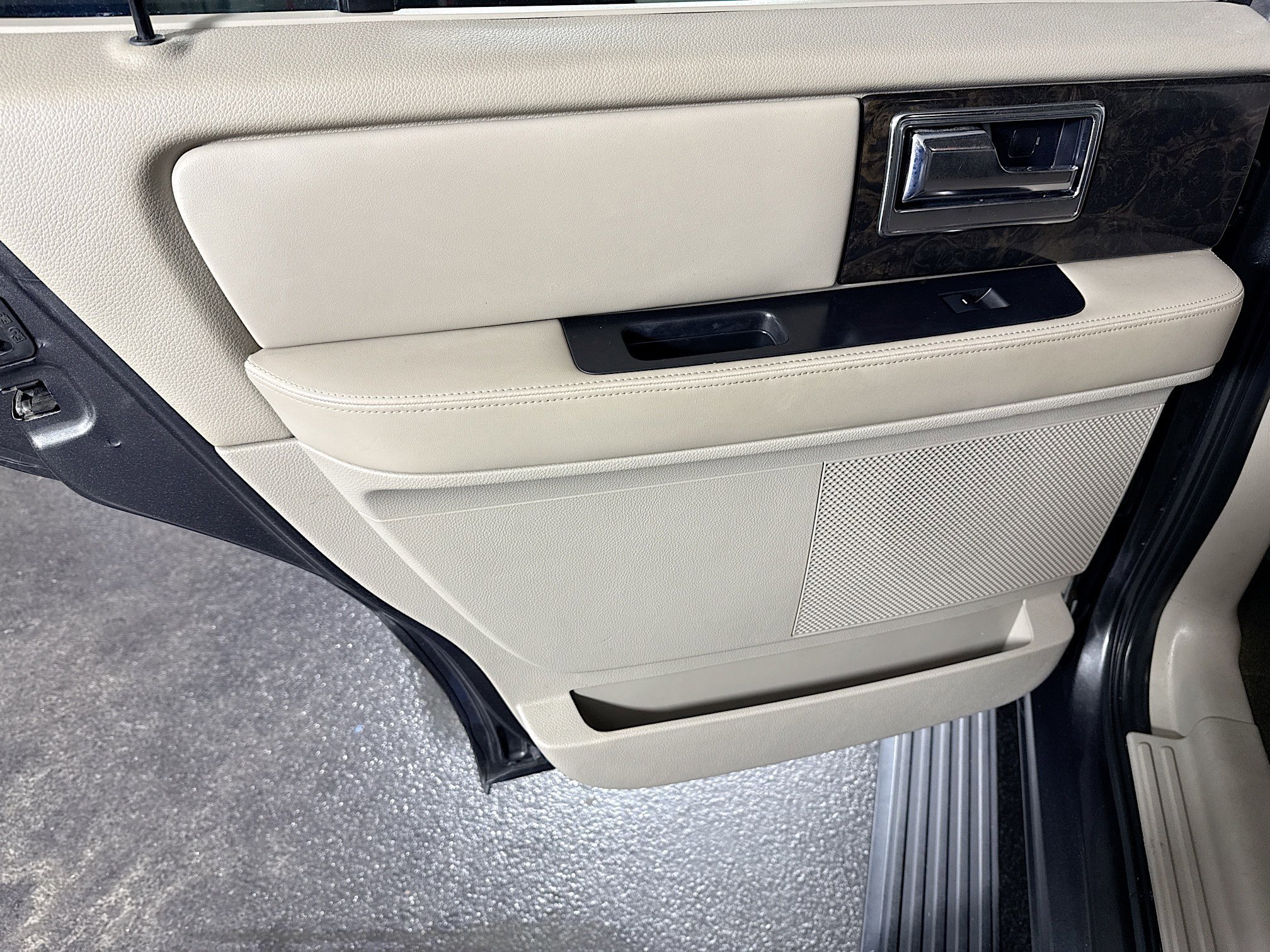 Used 2015 Lincoln Navigator 2WD image 26