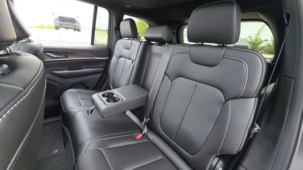 New 2025 Jeep Grand Cherokee Limited w/ Black Appearance Package AWD/4WD image 18