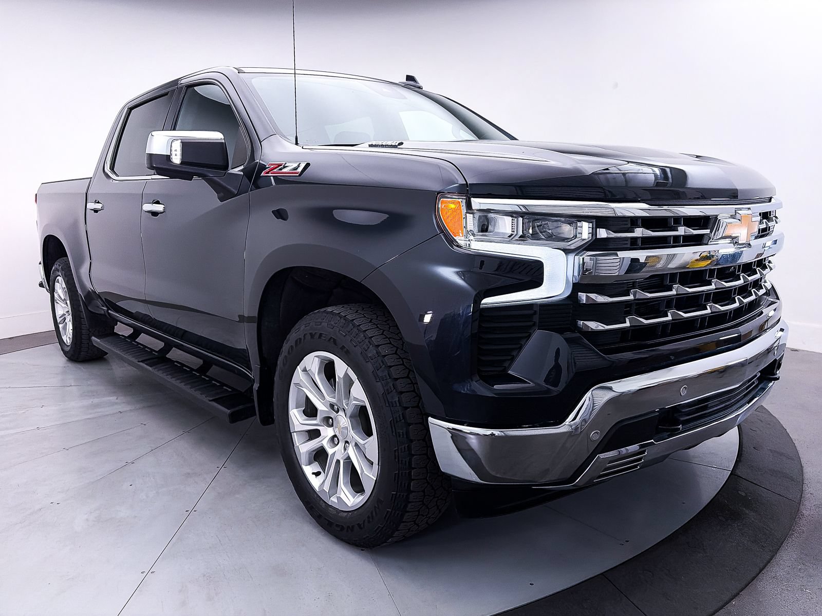 Used 2023 Chevrolet Silverado 1500 LTZ w/ Technology Package AWD/4WD image 10
