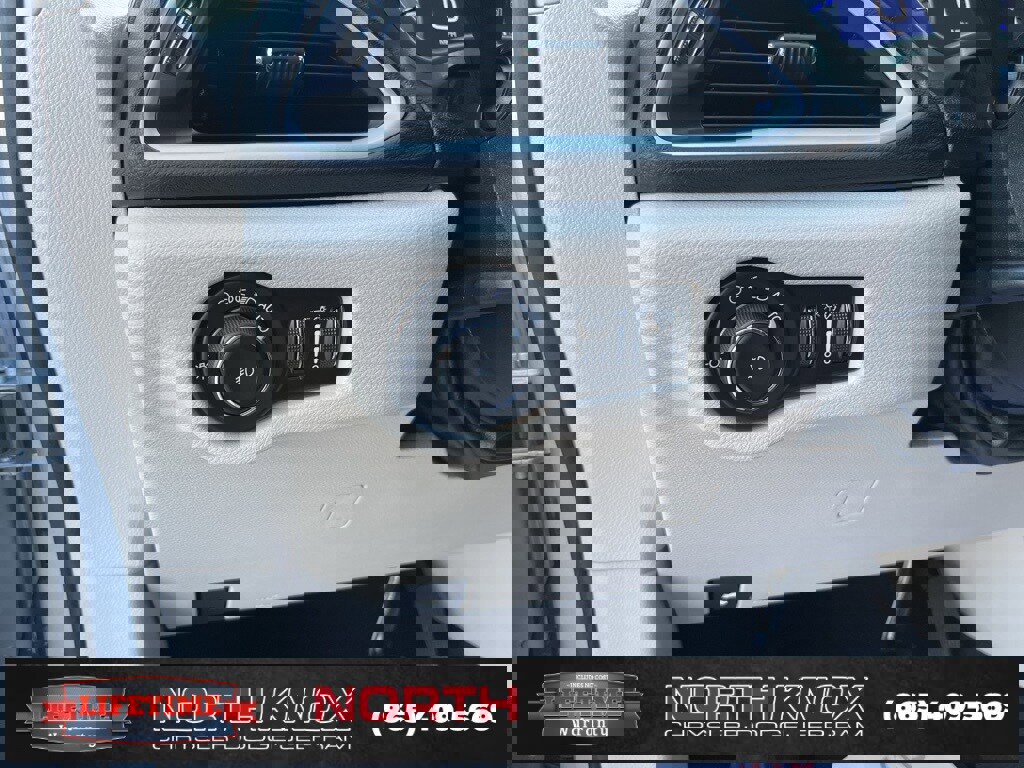 Used 2024 Chrysler Pacifica Touring-L image 7