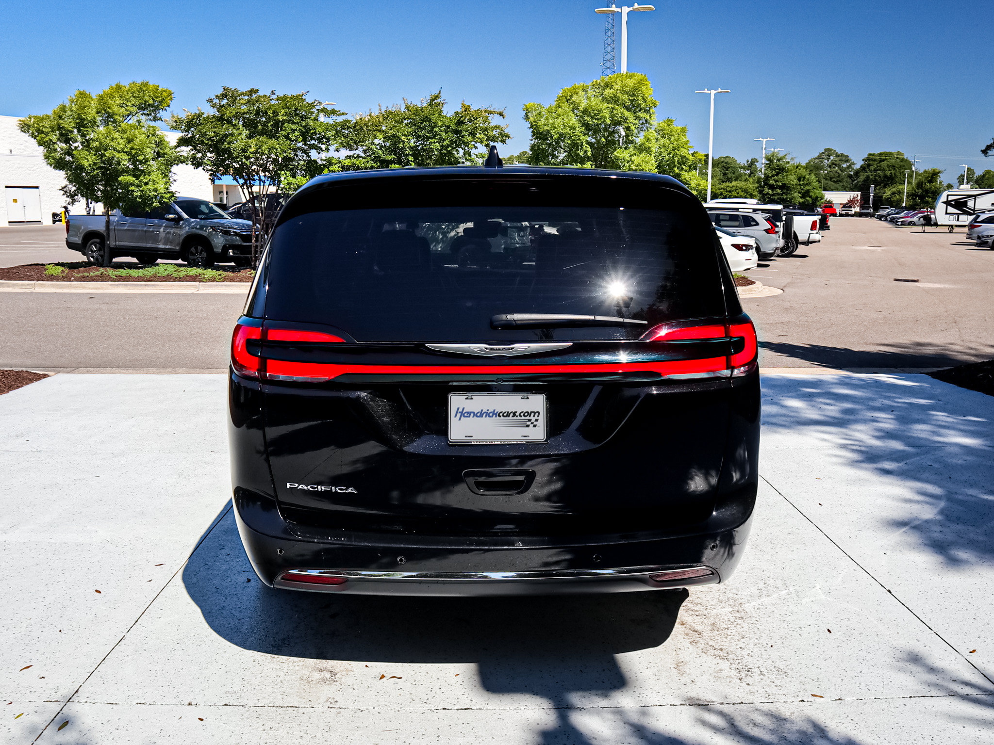 Used 2025 Chrysler Pacifica Select FWD image 9