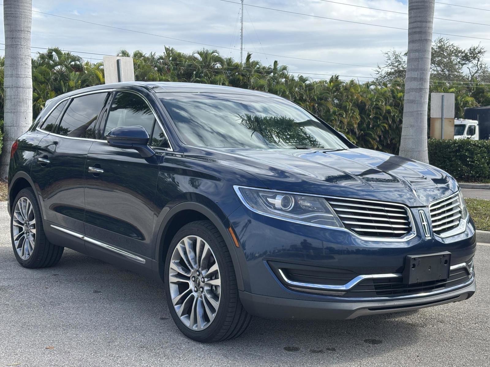 Used 2017 Lincoln MKX Reserve w/ Driver Assistance Package image 4