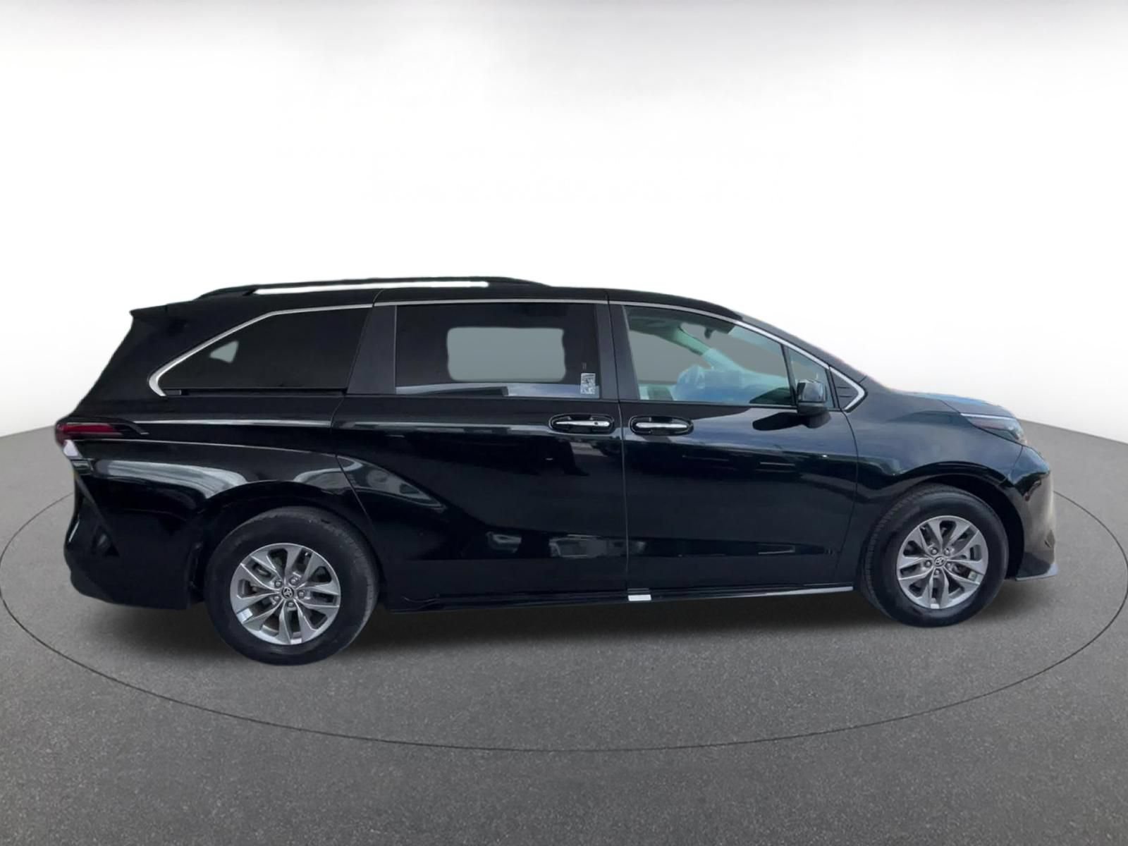 Used 2024 Toyota Sienna XLE FWD image 15