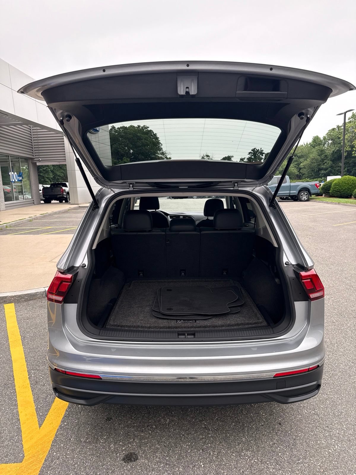 Used 2023 Volkswagen Tiguan SE w/ Panoramic Sunroof Package AWD/4WD image 18