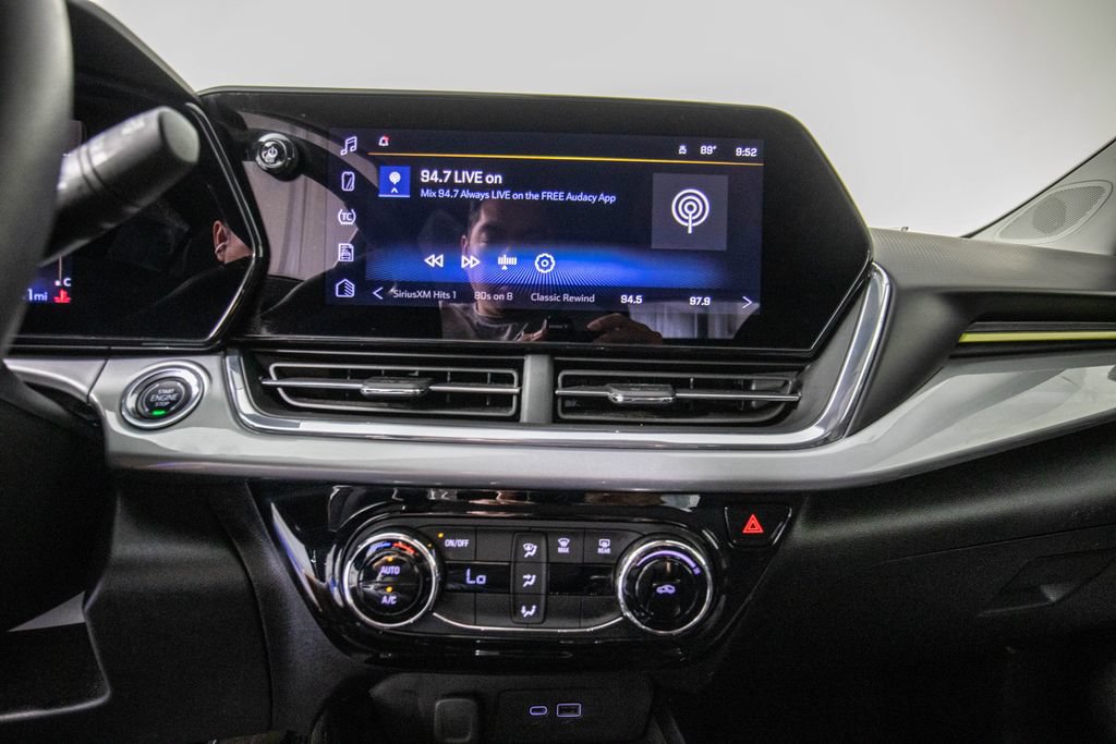 Used 2025 Chevrolet Trax LT FWD image 24