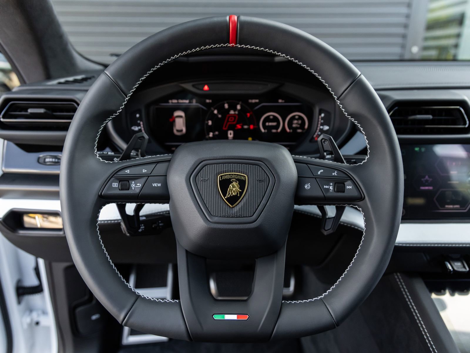 Used 2025 Lamborghini Urus SE AWD/4WD image 31
