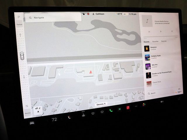 Used 2023 Tesla Model S Standard Range image 2