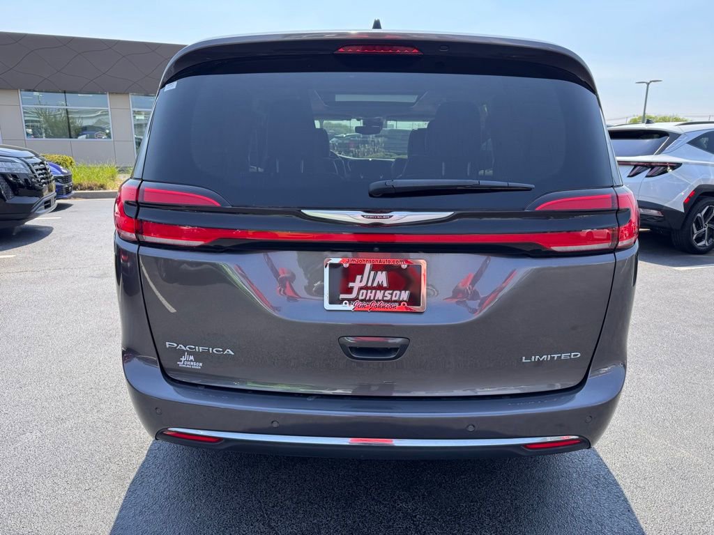 Used 2023 Chrysler Pacifica Limited FWD image 4