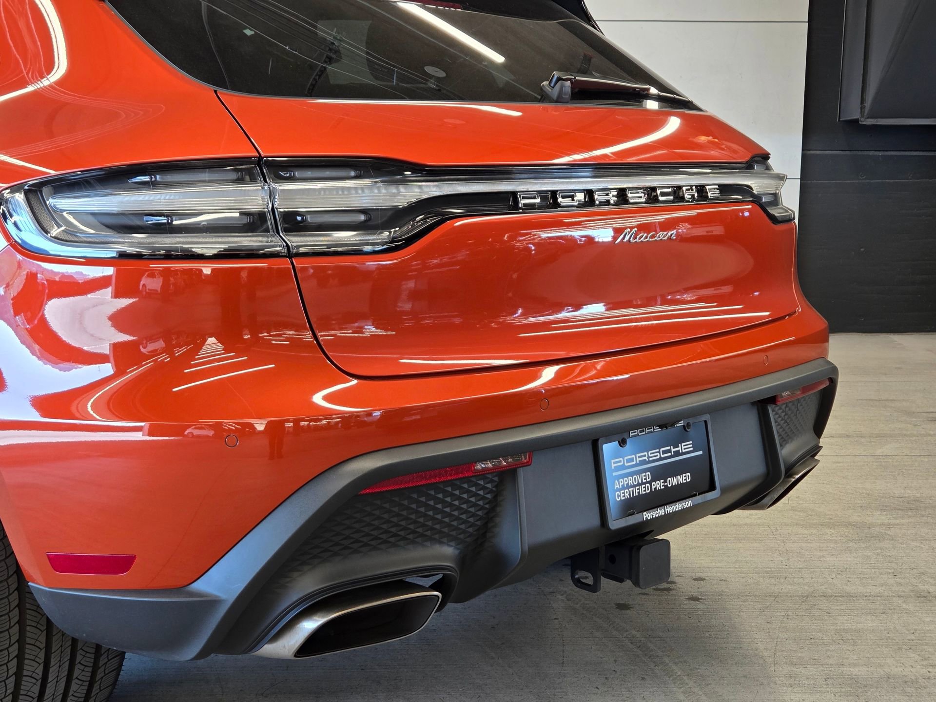 Certified 2025 Porsche Macan AWD/4WD image 8