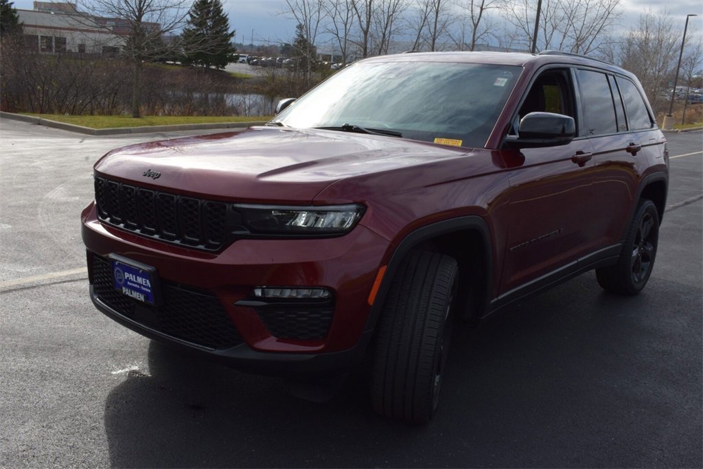 Used 2023 Jeep Grand Cherokee Limited w/ Black Appearance Package image 9