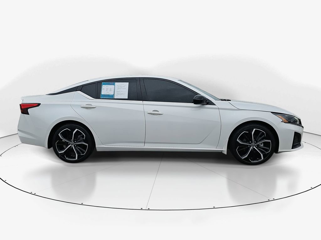 Used 2023 Nissan Altima 2.5 SR w/ SR Premium Package image 4