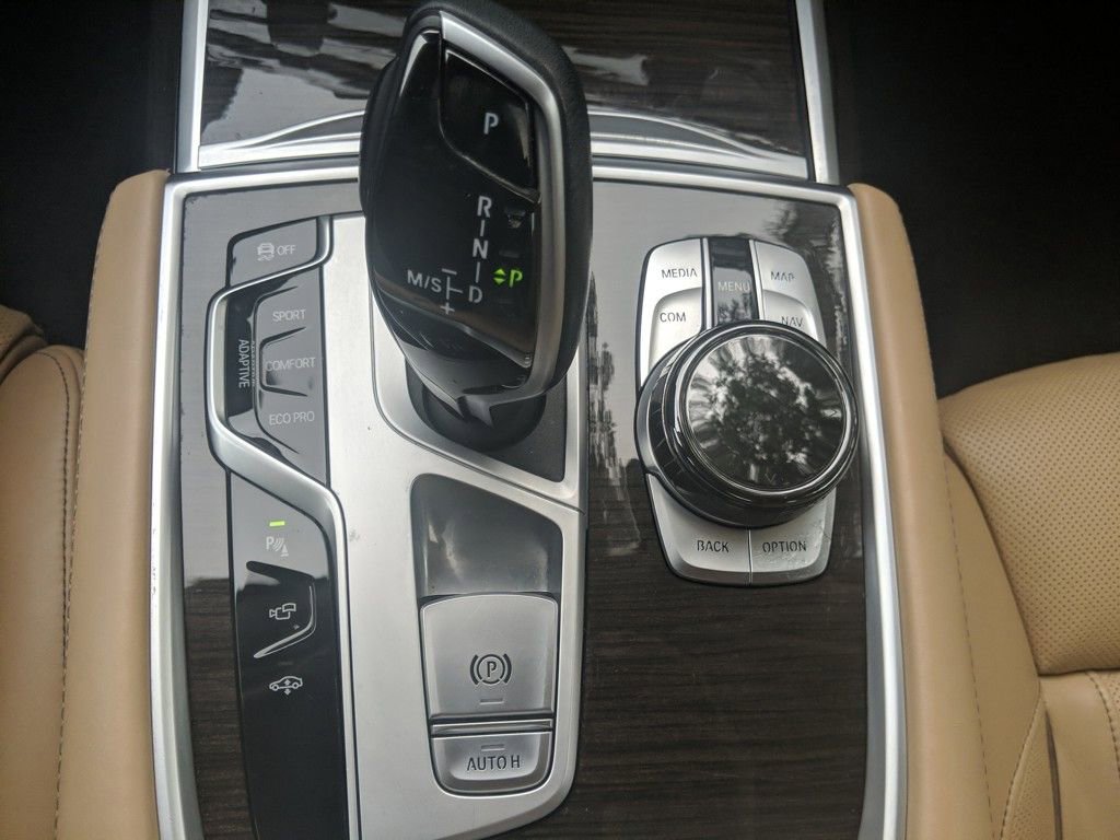 Used 2022 BMW 740i w/ Premium Package image 27