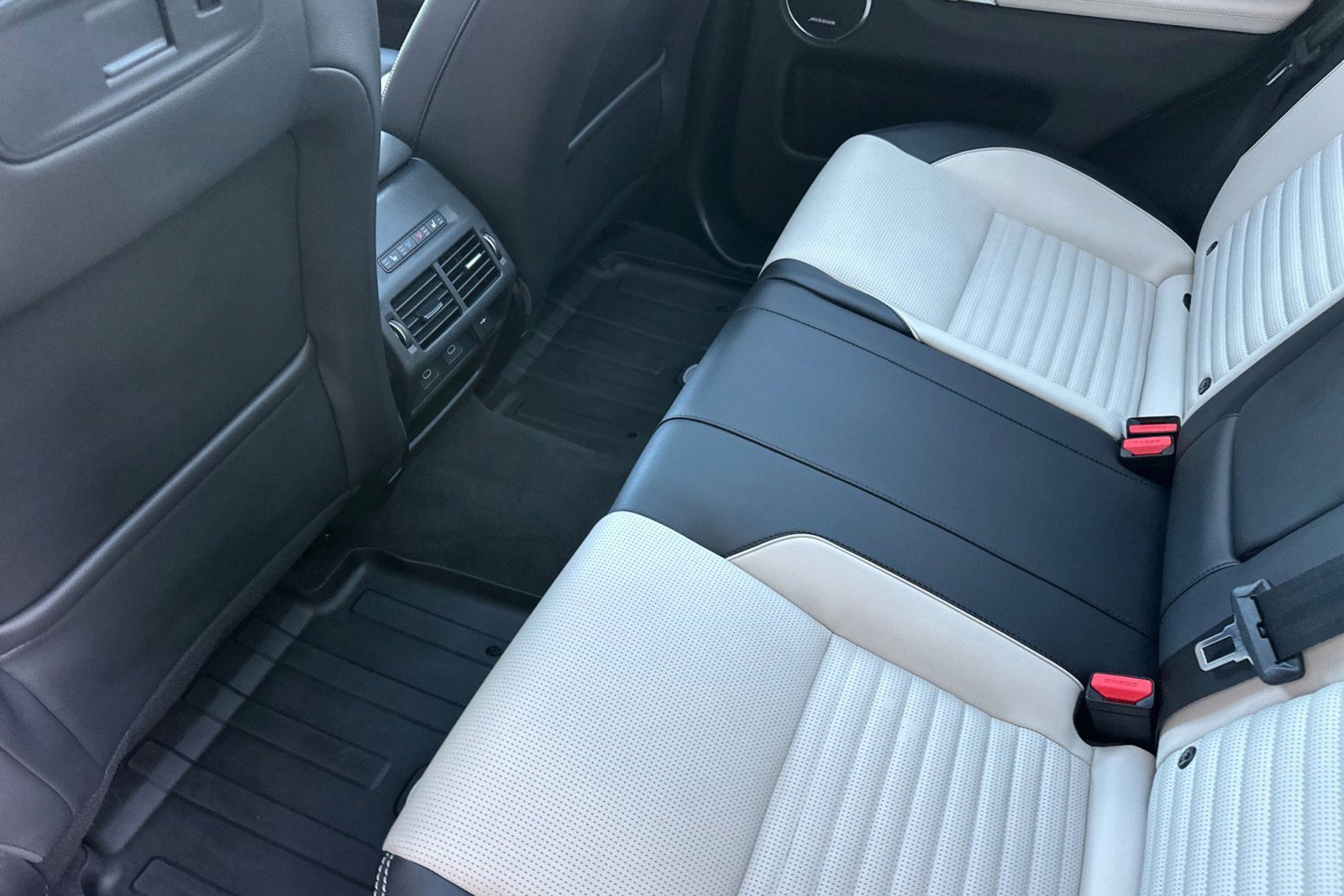 Certified 2025 Land Rover Discovery Sport Dynamic SE image 26