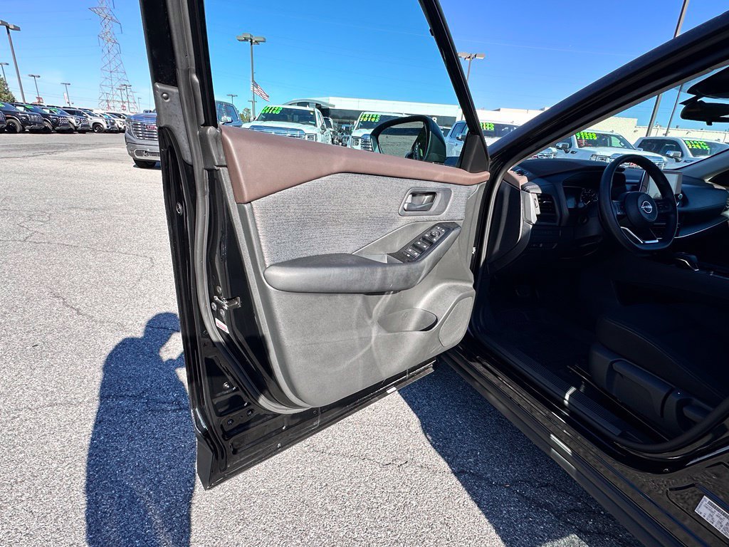 Used 2023 Nissan Rogue S AWD/4WD image 23