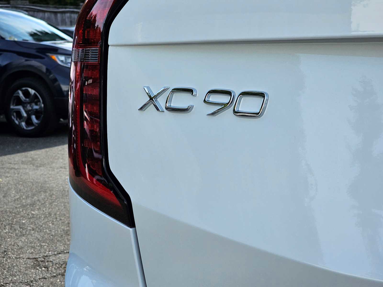 New 2026 Volvo XC90 B6 Plus w/ Protection Package Premier image 14