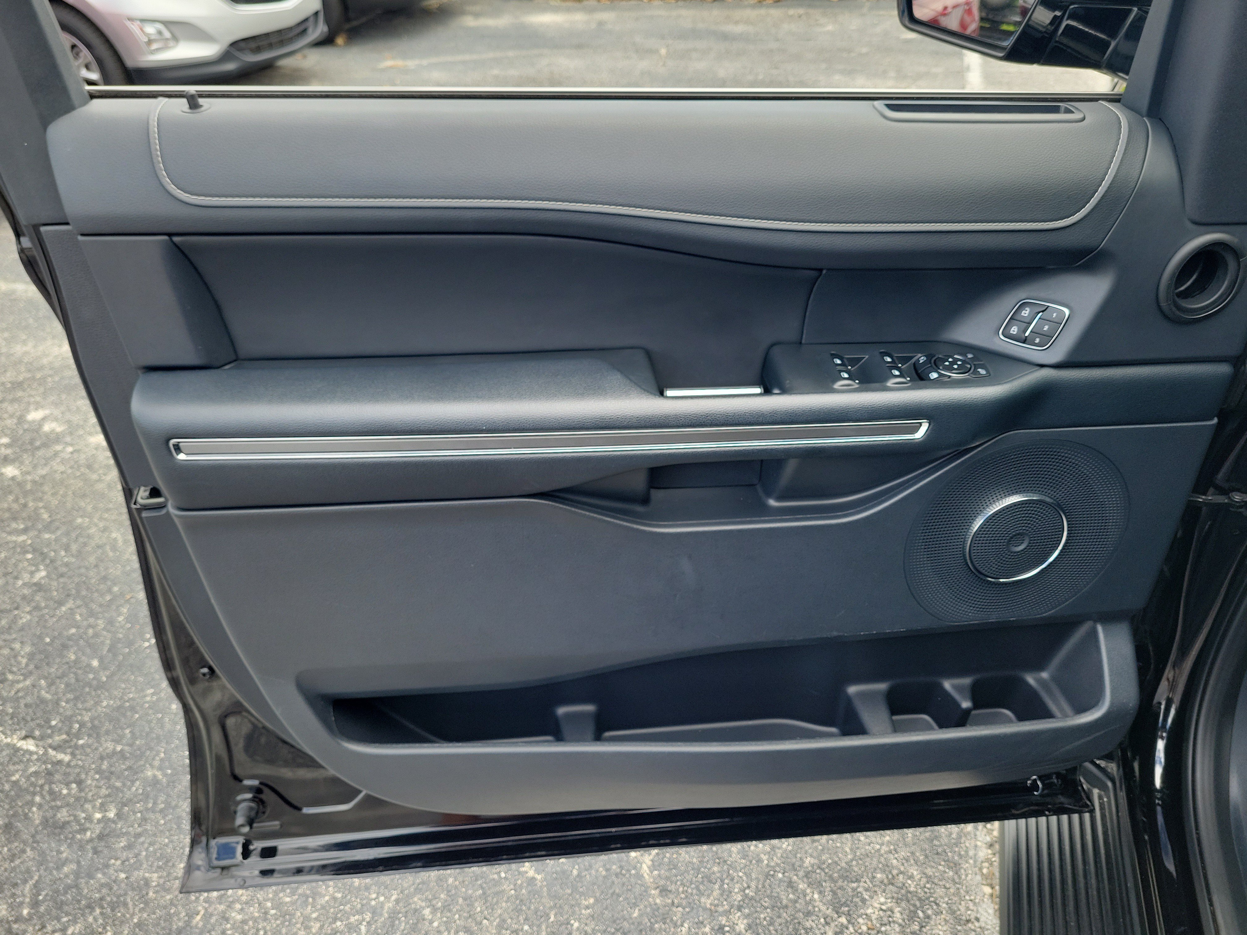Used 2024 Ford Expedition XLT RWD image 11