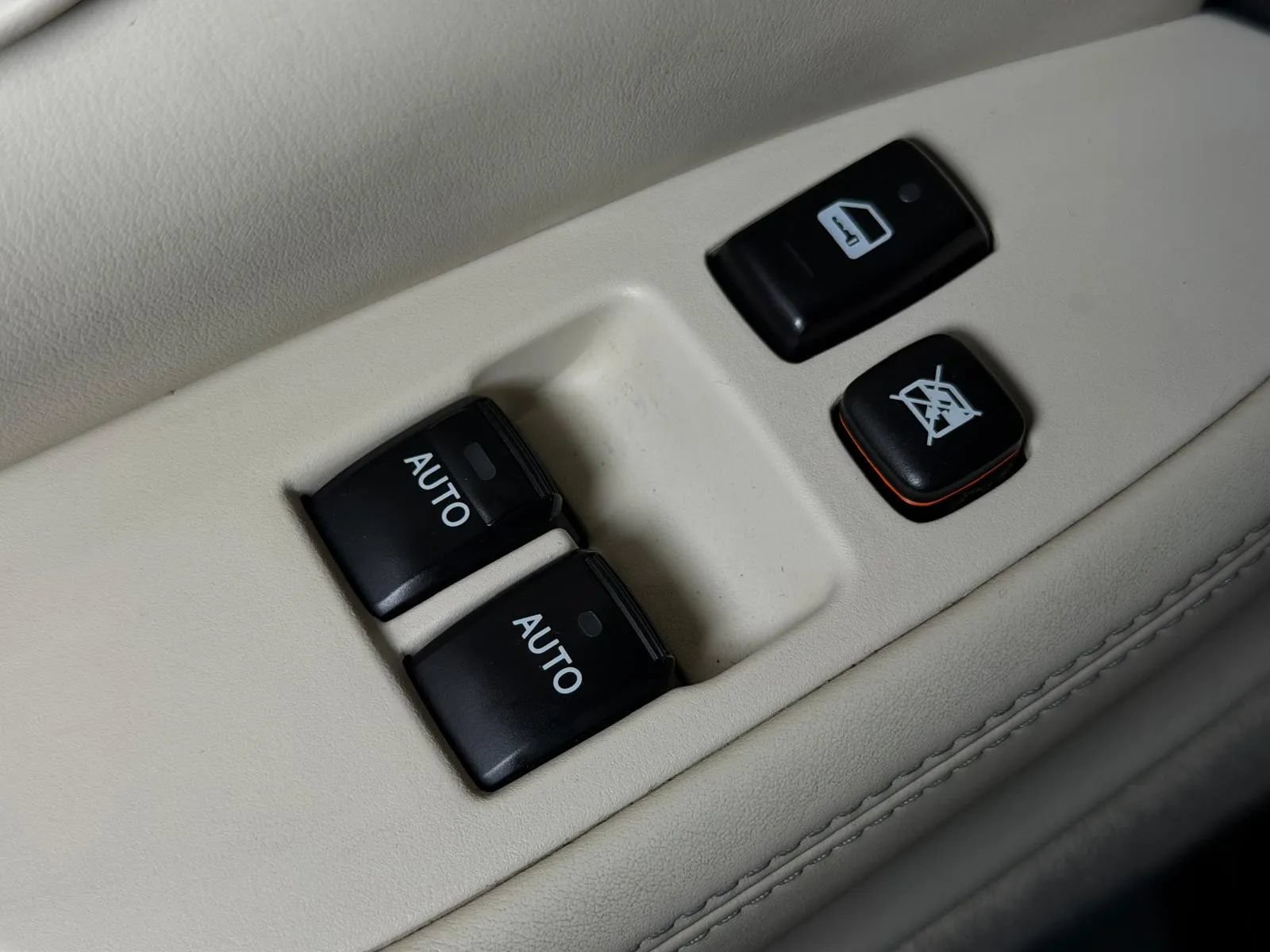 Used 2004 Lexus SC 430 Convertible RWD image 21