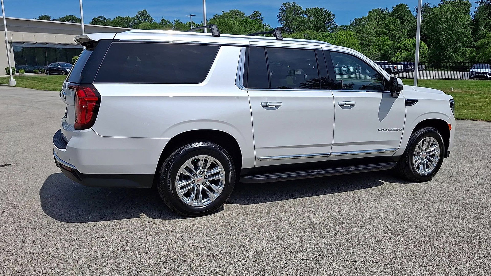 Used 2021 GMC Yukon XL SLT w/ SLT Premium Package AWD/4WD image 9
