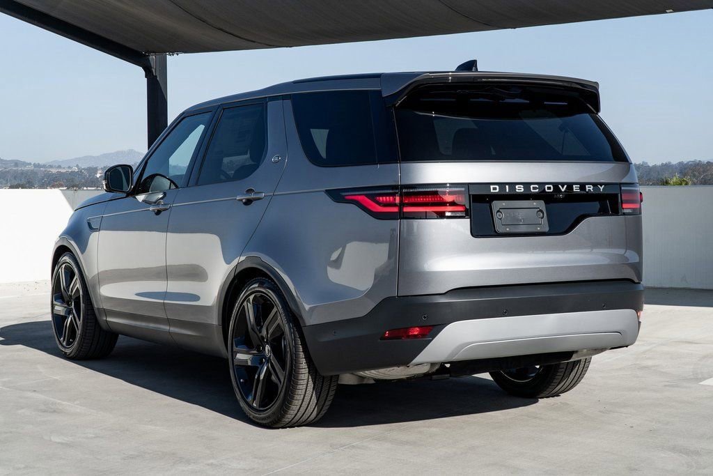 Used 2025 Land Rover Discovery S image 3