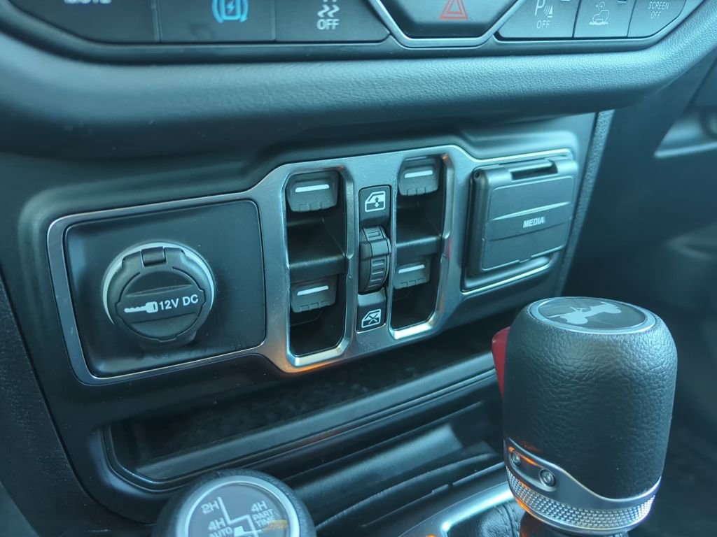 Used 2025 Jeep Wrangler Unlimited Sahara w/ Safety Group image 23