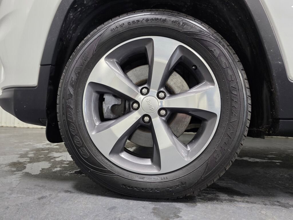 Used 2019 Jeep Cherokee Limited AWD/4WD image 5
