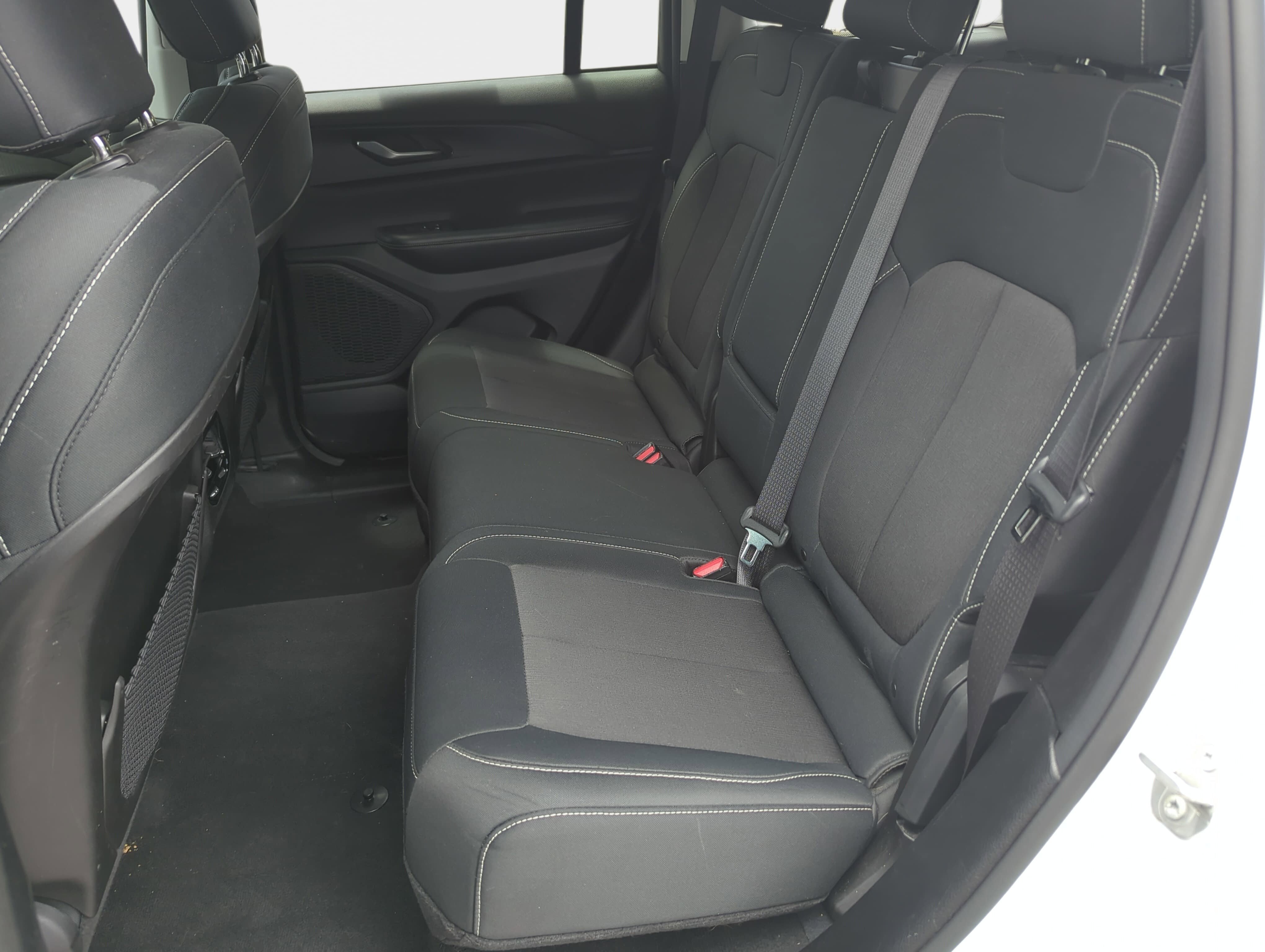 Used 2023 Jeep Grand Cherokee Laredo AWD/4WD image 11