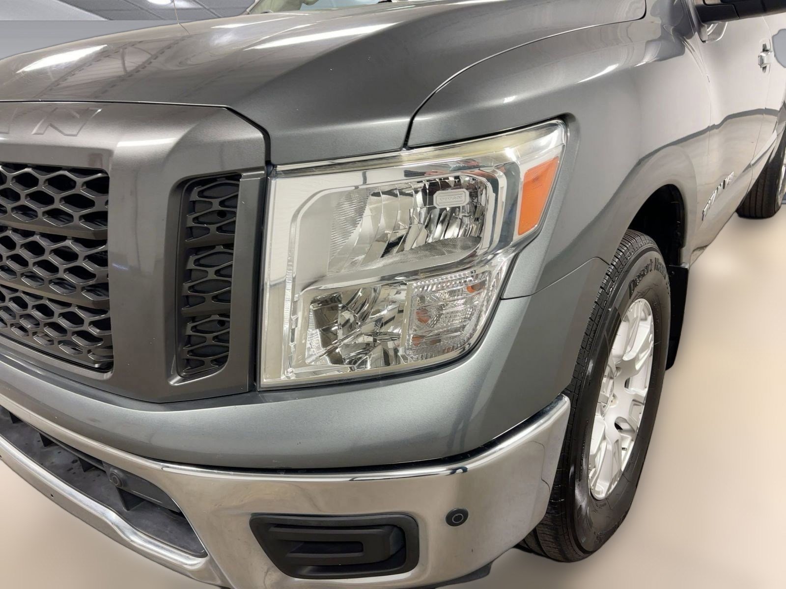 Used 2019 Nissan Titan SV w/ SV Convenience Package image 10