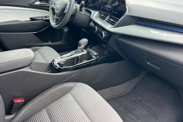 Used 2025 Chevrolet Trax LT FWD image 19
