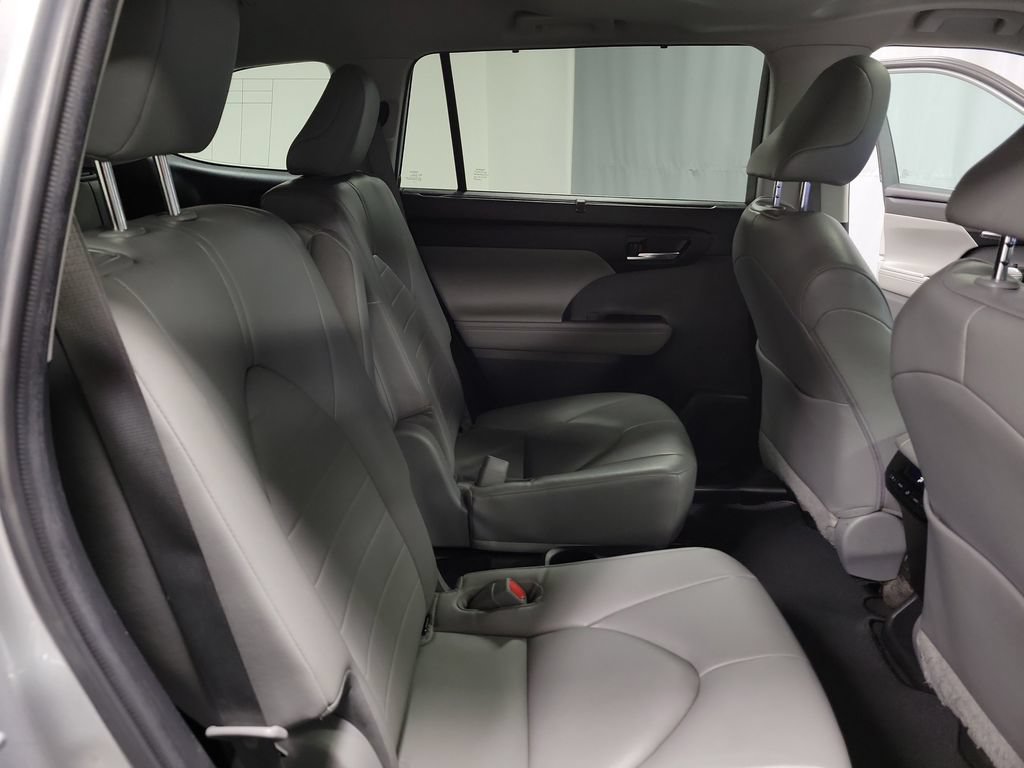 Used 2023 Toyota Highlander XLE AWD/4WD image 22