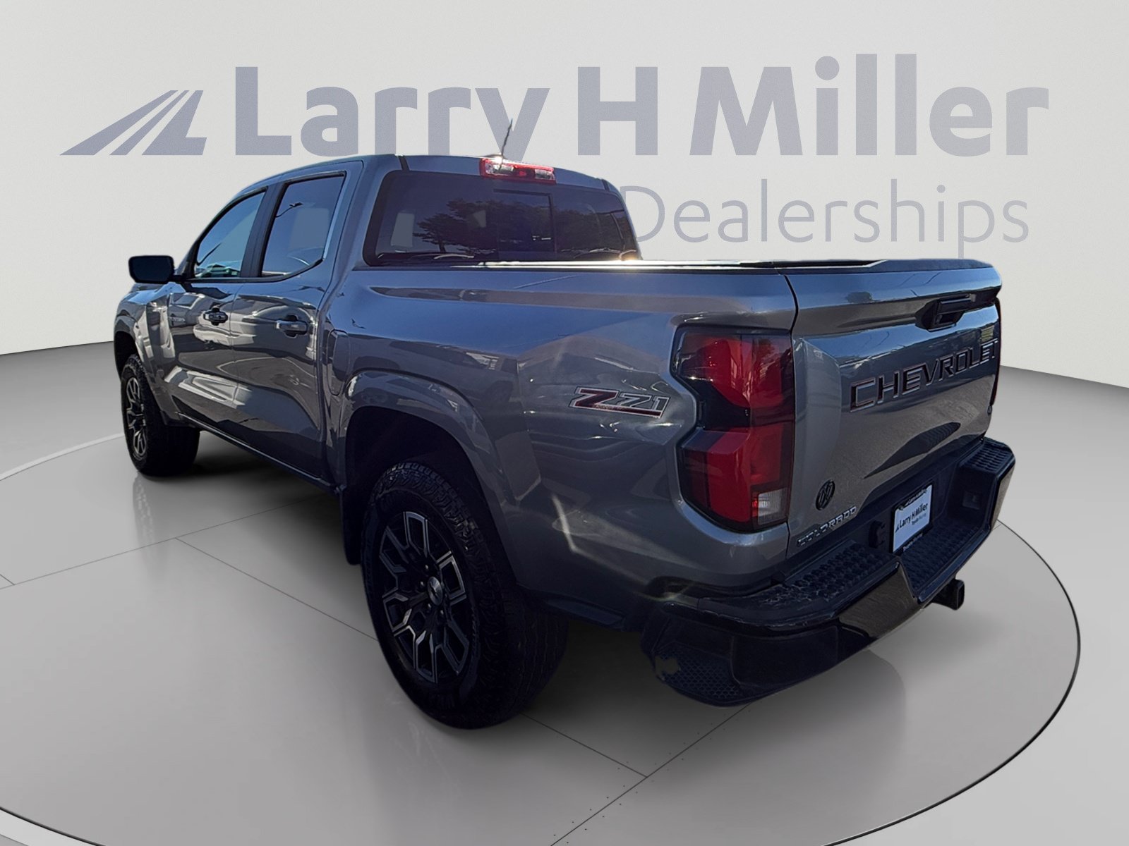 Used 2023 Chevrolet Colorado Z71 w/ Advanced Trailering Package AWD/4WD image 3