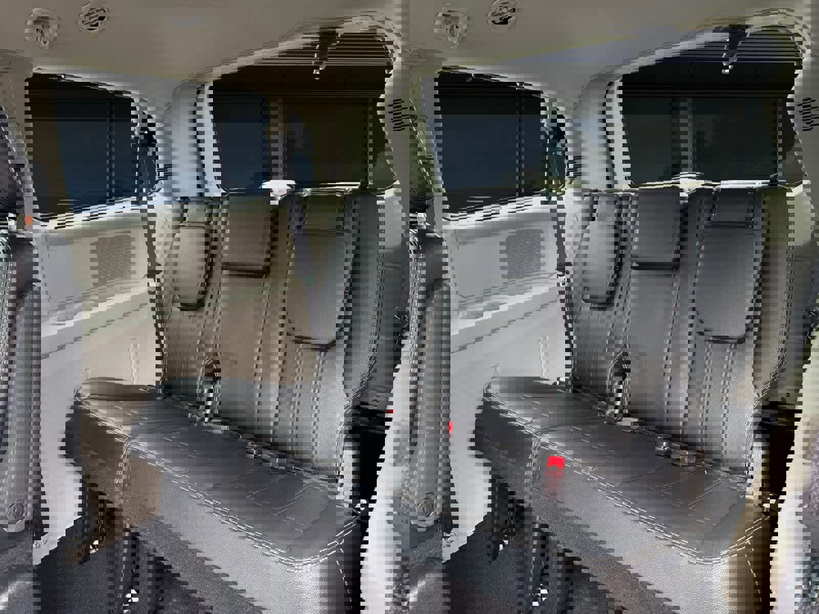 Used 2015 Chrysler Town & Country Touring-L image 22