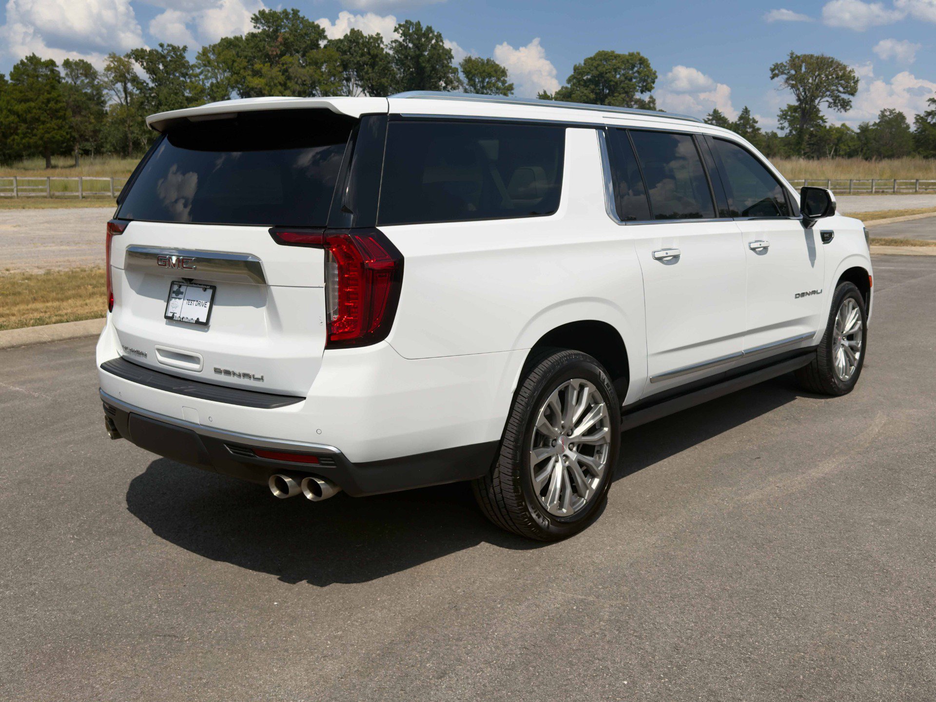 Used 2022 GMC Yukon XL Denali AWD/4WD image 3