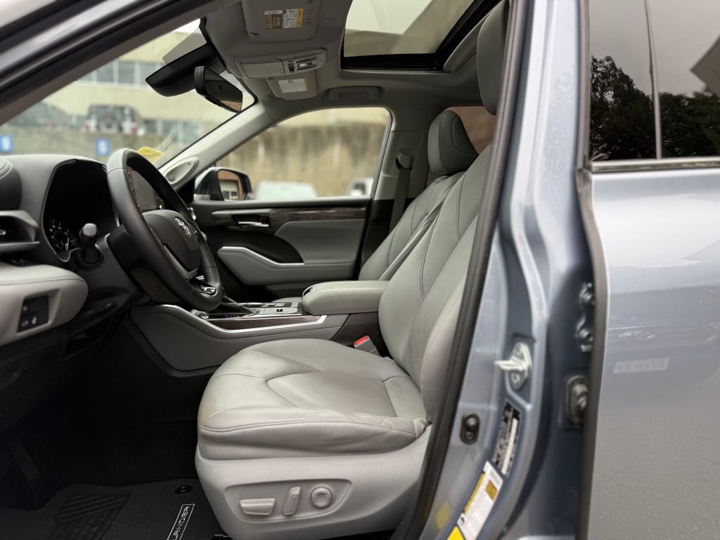 Used 2020 Toyota Highlander Limited FWD image 11