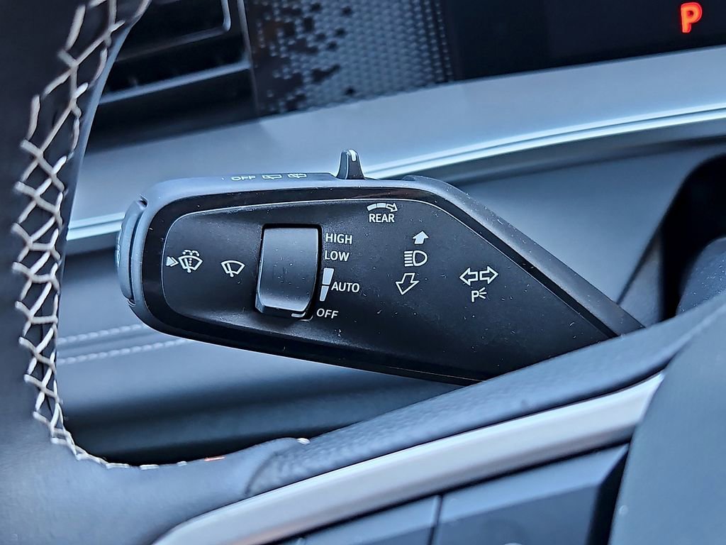 Certified 2025 Volkswagen Tiguan SE image 21