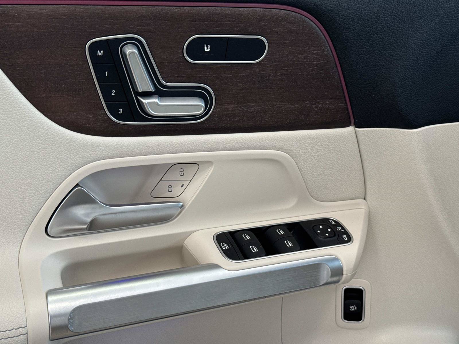 Certified 2023 Mercedes-Benz EQB 300 4MATIC image 11