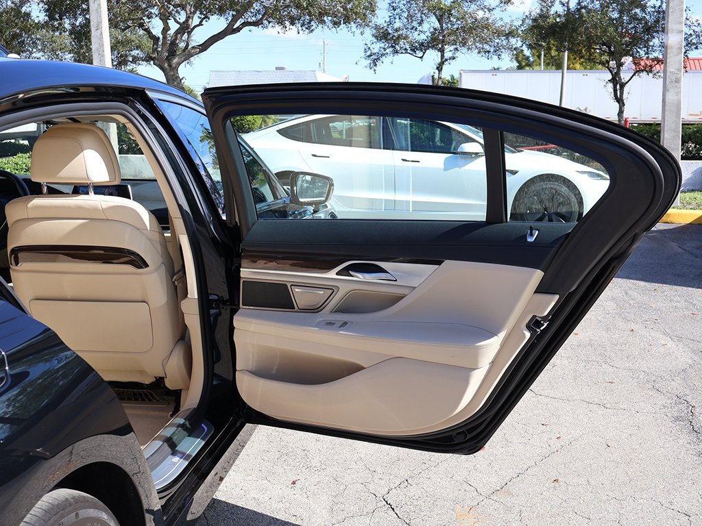 Used 2020 BMW 740i image 28