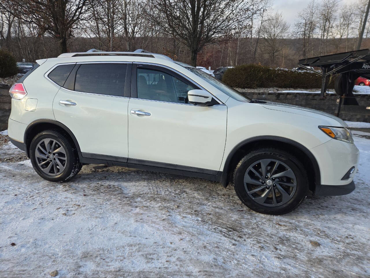 Used 2016 Nissan Rogue SL w/ SL Premium Package image 2