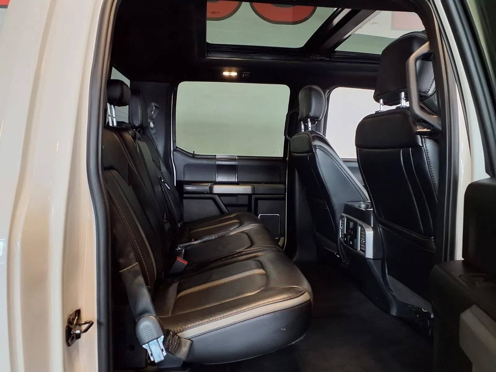 Used 2018 Ford F150 Platinum w/ Equipment Group 701A Luxury AWD/4WD image 9