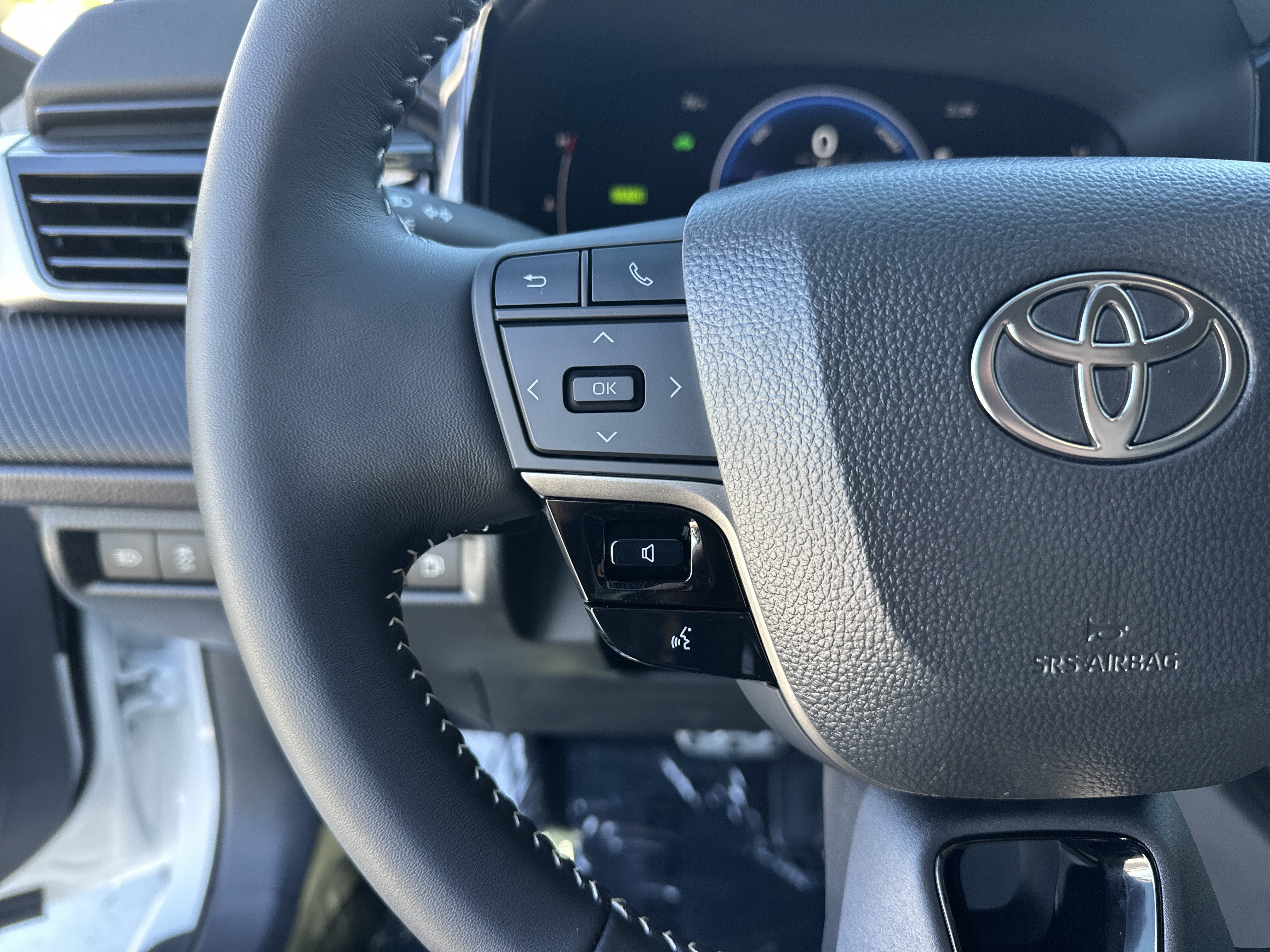 Used 2026 Toyota Camry Hybrid w/ Multimedia Upgrade Package FWD image 19