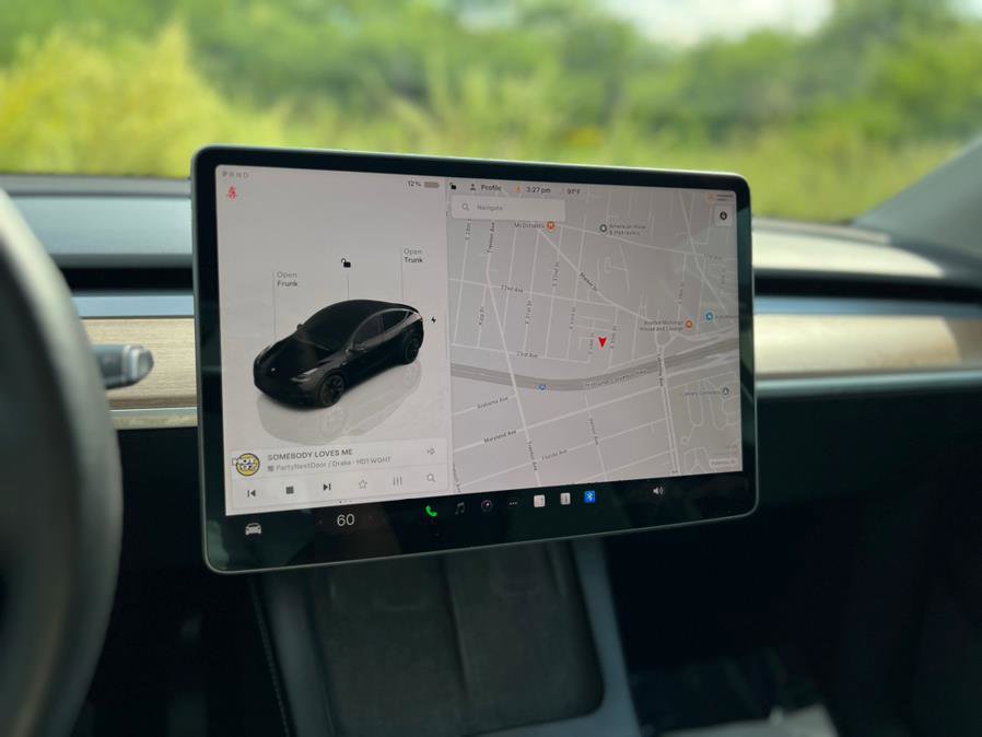 Used 2022 Tesla Model Y Long Range image 19