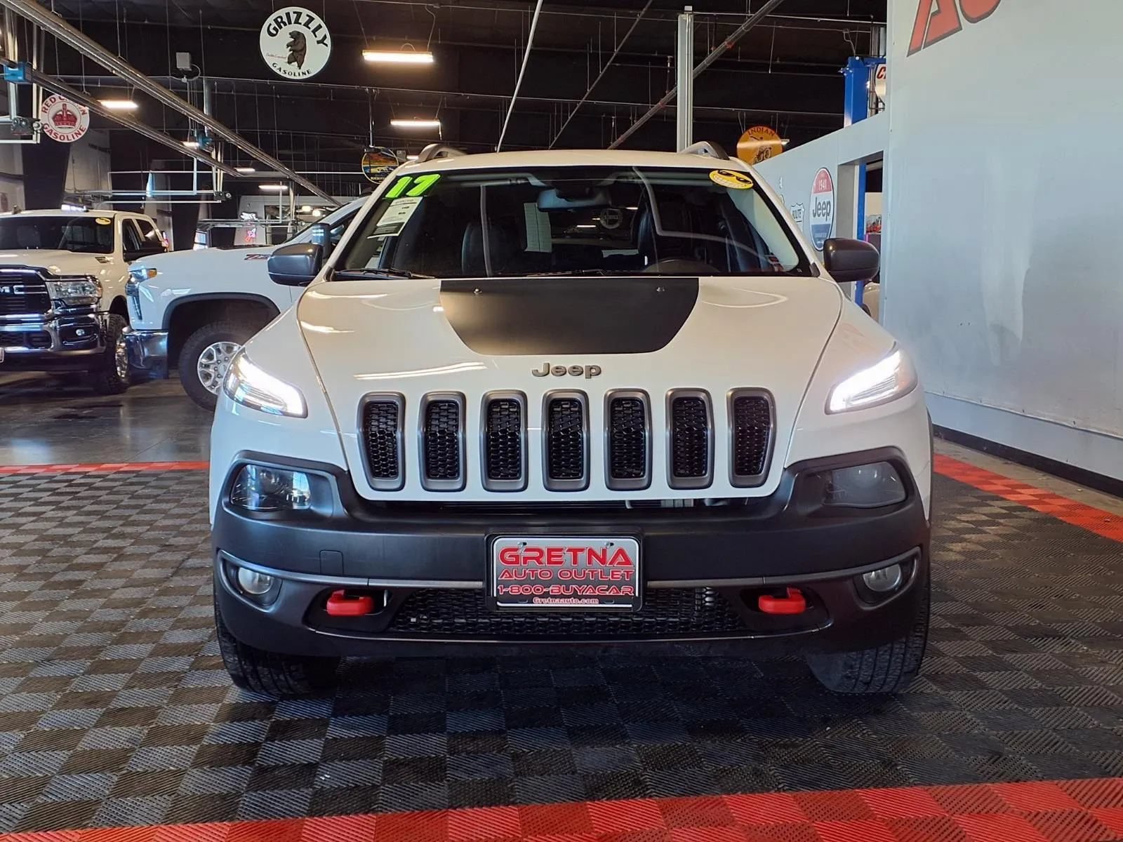 Used 2017 Jeep Cherokee Trailhawk w/ Cold Weather Group AWD/4WD image 2