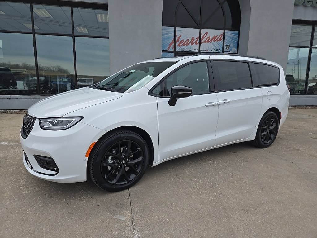 New 2026 Chrysler Pacifica Select w/ S Appearance Package FWD image 3